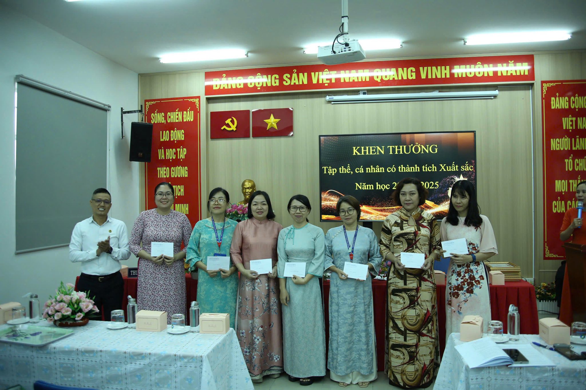 TRƯỜNG THCS HUỲNH KHƯƠNG NINH TỔ CHỨC HỘI NGHỊ VIÊN CHỨC, NGƯỜI LAO ĐỘNG NĂM HỌC 2025 – 2026