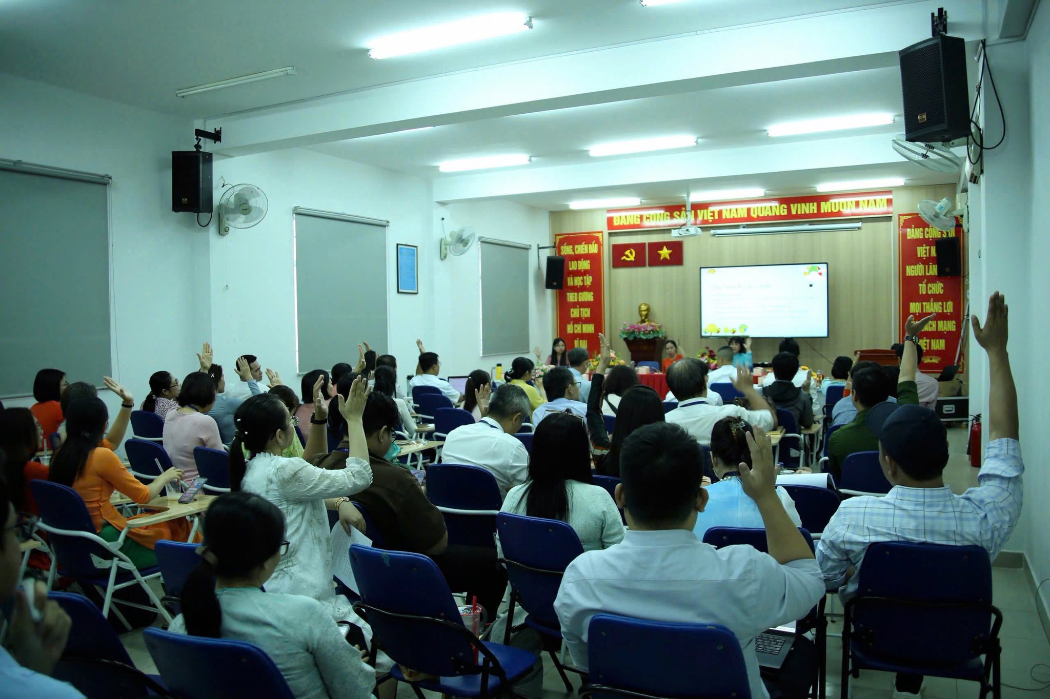 TRƯỜNG THCS HUỲNH KHƯƠNG NINH TỔ CHỨC HỘI NGHỊ VIÊN CHỨC, NGƯỜI LAO ĐỘNG NĂM HỌC 2025 – 2026