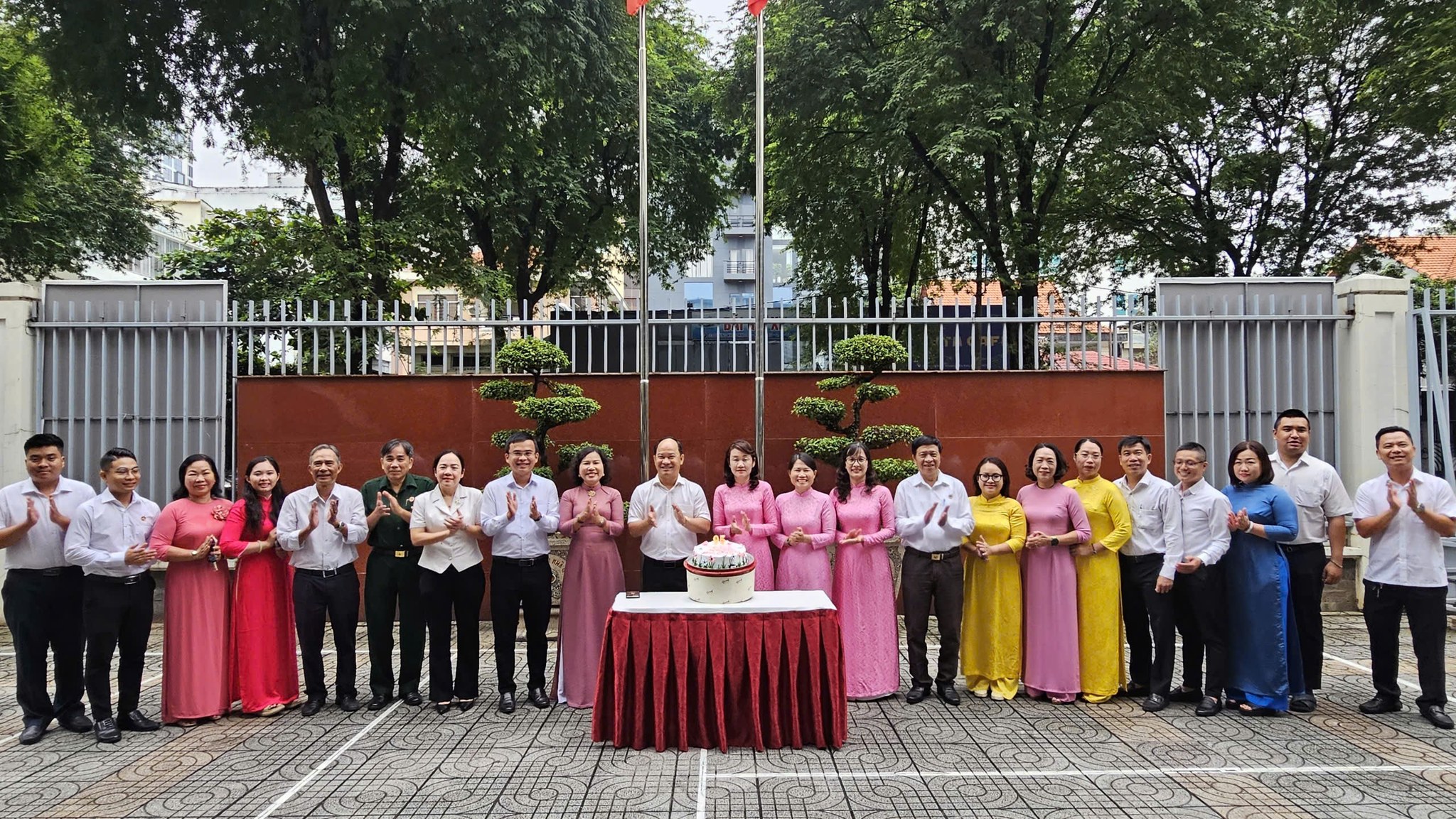 ĐẢNG ỦY PHƯỜNG TÂN ĐỊNH CHÀO CỜ ĐẦU TUẦN - CHÚC MỪNG 95 NĂM NGÀY THÀNH LẬP MẶT TRẬN DÂN TỘC THỐNG NHẤT VIỆT NAM, NGÀY TRUYỀN THỐNG MẶT TRẬN TỔ QUỐC VIỆT NAM (18/11/1930 - 18/11/2025)