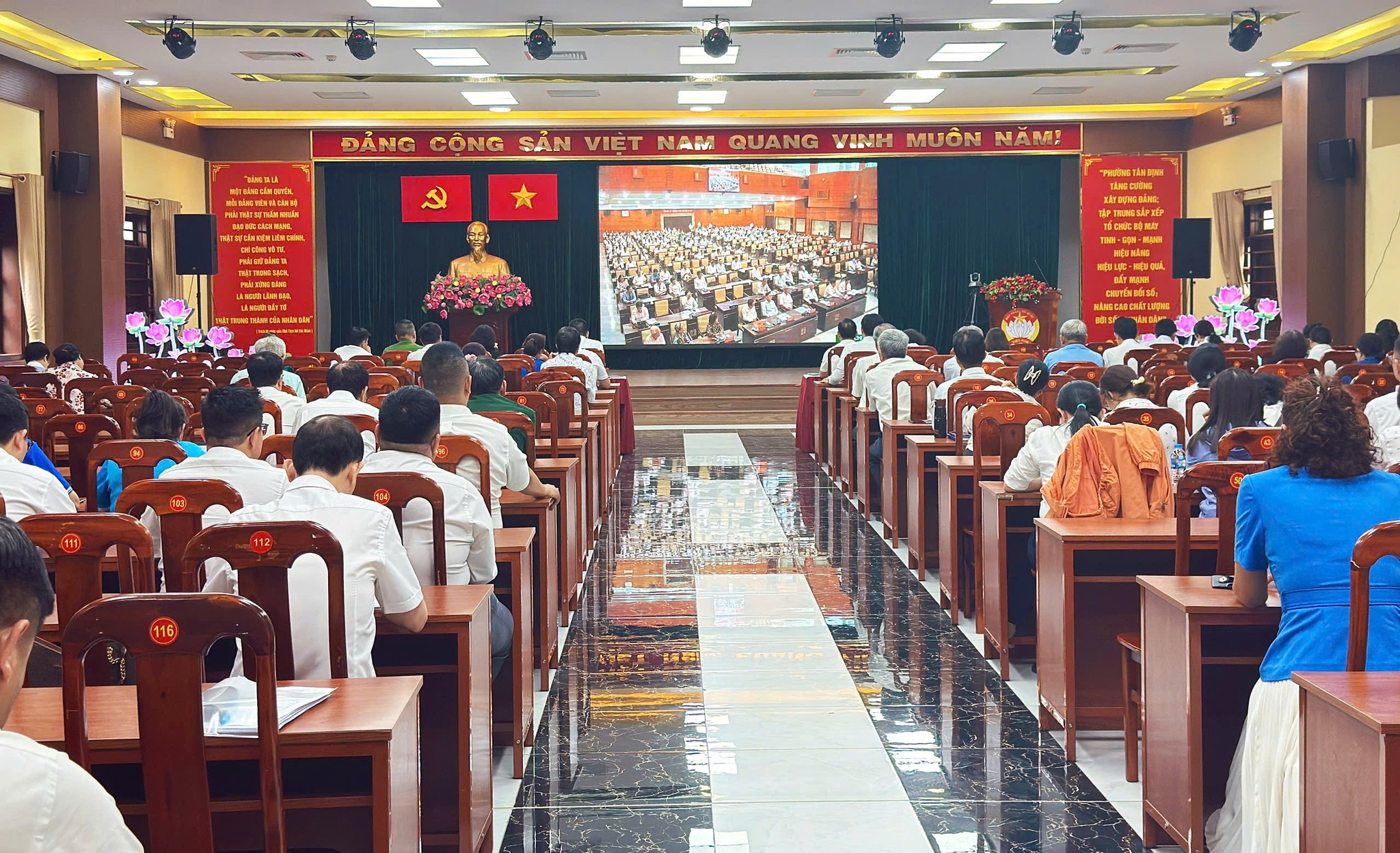 ĐẢNG ỦY PHƯỜNG TÂN ĐỊNH TIẾP SÓNG HỘI NGHỊ QUÁN TRIỆT NGHỊ QUYẾT ĐẠI HỘI ĐẠI BIỂU ĐẢNG BỘ THÀNH PHỐ HỒ CHÍ MINH LẦN THỨ I, NHIỆM KỲ 2025 - 2030