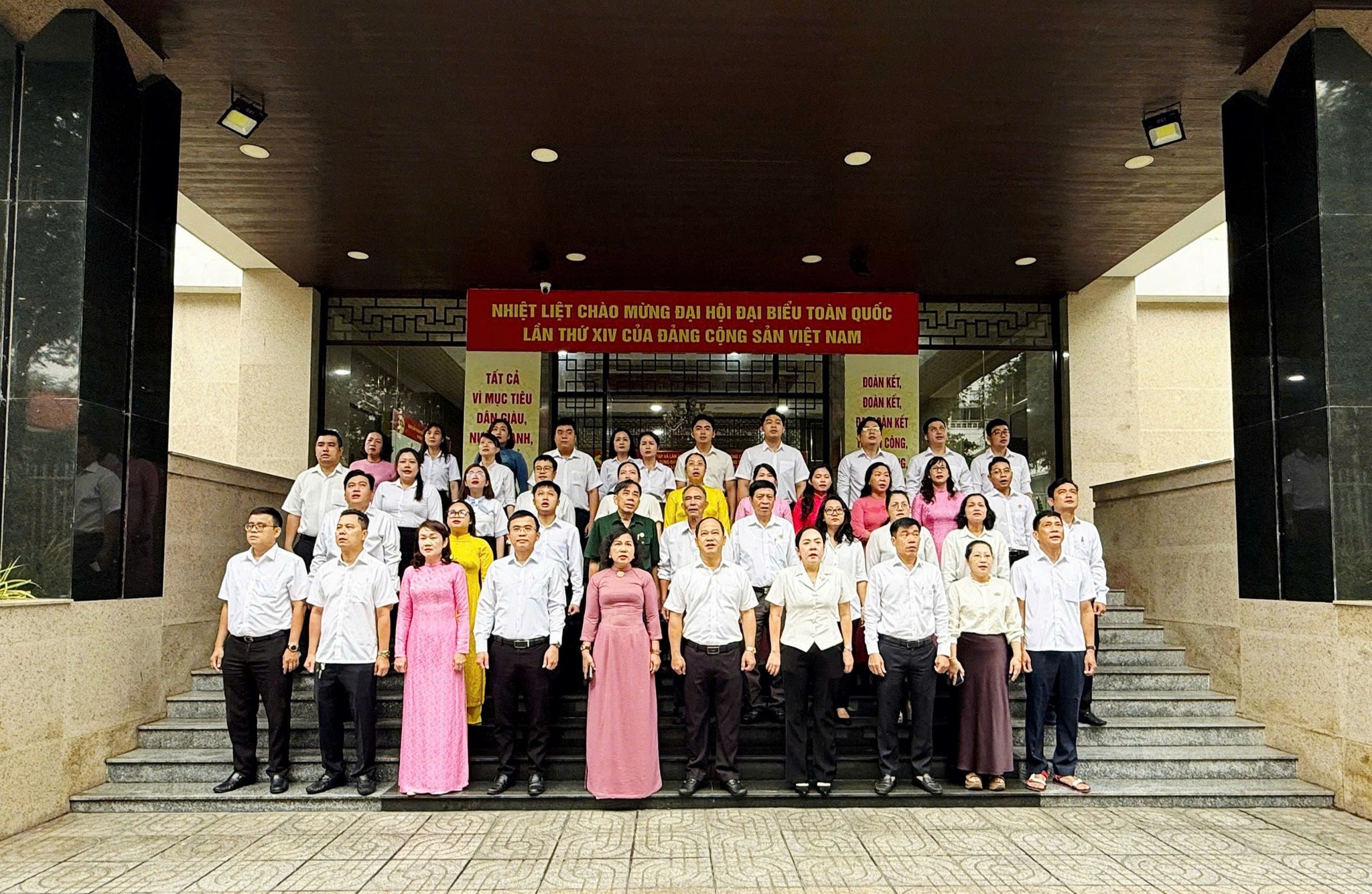 ĐẢNG ỦY PHƯỜNG TÂN ĐỊNH CHÀO CỜ ĐẦU TUẦN - CHÚC MỪNG 95 NĂM NGÀY THÀNH LẬP MẶT TRẬN DÂN TỘC THỐNG NHẤT VIỆT NAM, NGÀY TRUYỀN THỐNG MẶT TRẬN TỔ QUỐC VIỆT NAM (18/11/1930 - 18/11/2025)