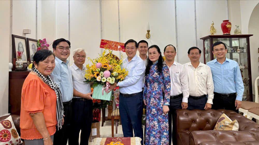 Lãnh đạo TPHCM và phường Tân Định thăm nhà giáo tiêu biểu