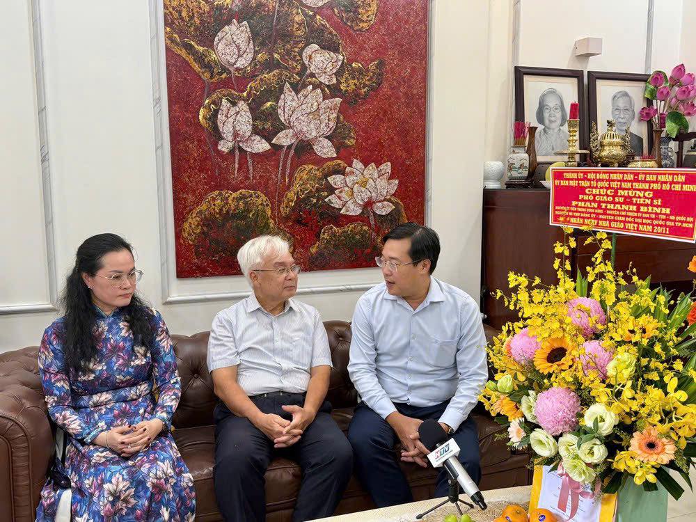 Lãnh đạo TPHCM và phường Tân Định thăm nhà giáo tiêu biểu