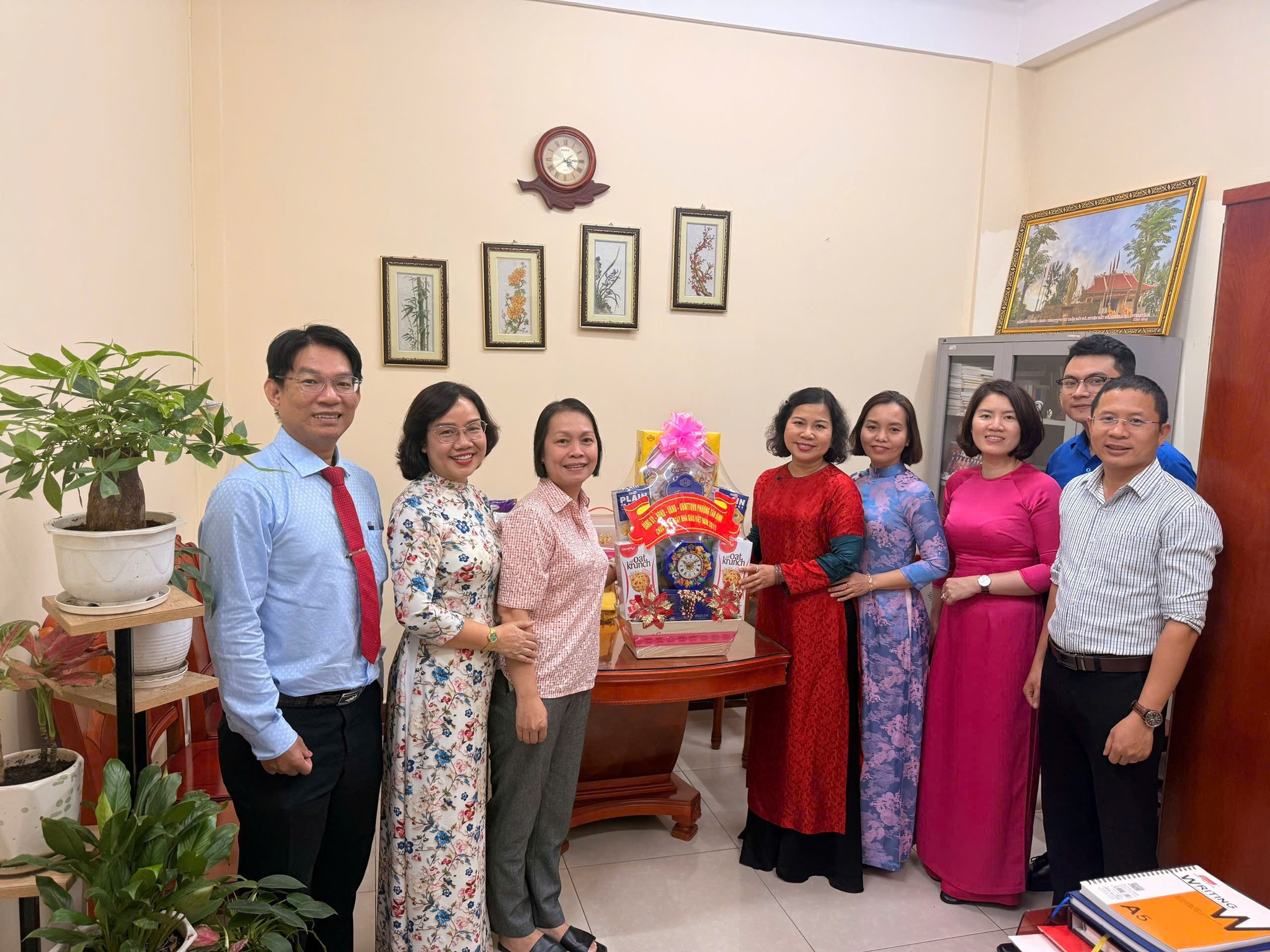 ĐOÀN ĐẢNG ỦY - HĐND - UBND - UBMTTQ VIỆT NAM PHƯỜNG TÂN ĐỊNH THĂM VÀ CHÚC MỪNG NGÀY NHÀ GIÁO VIỆT NAM 20/11 TẠI TRUNG TÂM CHÍNH TRỊ PHƯỜNG CẦU ÔNG LÃNH