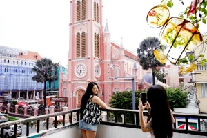 Từ các quán cà phê quanh khu vực, du khách có thể ngắm nhà thờ Tân Định nổi bật giữa phố xá - Ảnh: ĐỖ ĐẠT