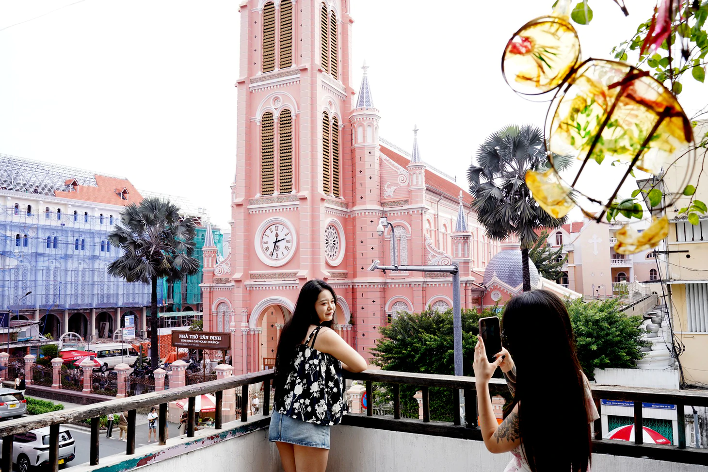 Từ các quán cà phê quanh khu vực, du khách có thể ngắm nhà thờ Tân Định nổi bật giữa phố xá - Ảnh: ĐỖ ĐẠT