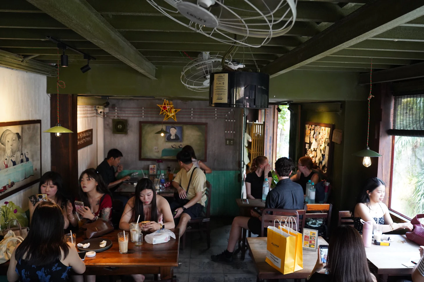 Các quán cà phê quanh nhà thờ Tân Định luôn đông khách, đặc biệt là du khách nước ngoài tìm chỗ ngồi ngắm công trình màu hồng - Ảnh: ĐỖ ĐẠT