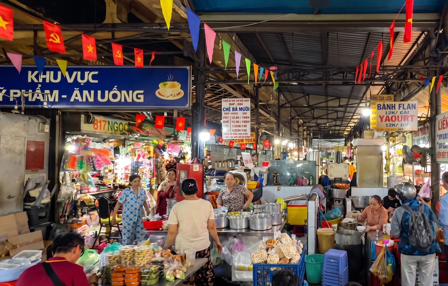 Khu ăn uống quanh chợ Tân Định nhộn nhịp với những hàng quán san sát, phục vụ nhiều món Việt từ sáng đến tối - Ảnh: ĐỖ ĐẠT